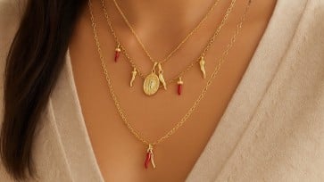 How to Master the Layering Jewelry Trend: The Italian Guide to Layering Necklaces in 2025